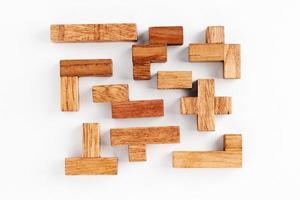Bloques de madera de diferentes formas sobre fondo blanco. foto