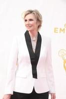 los angeles, 20 de septiembre - jane lynch en la llegada de los premios emmy en horario estelar en el microsoft theater el 20 de septiembre de 2015 en los angeles, ca foto