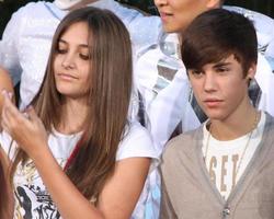 los angeles, 26 de enero - paris jackson, justin bieber en la ceremonia inmortalizada de huellas dactilares y huellas de michael jackson en el teatro chino graumans el 26 de enero de 2012 en los angeles, ca foto