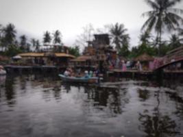 fondo abstracto desenfocado de un pueblo en un barco durante el día foto