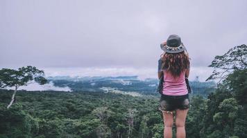 las mujeres asiáticas viajan relajarse en las vacaciones. de pie en la montaña. tailandia foto