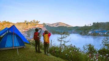 viajar, acampar en invierno, relajación al aire libre, parejas románticas. foto