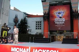 los angeles, 26 de enero - justin bieber habla en la ceremonia inmortalizada de huellas de manos y huellas de michael jackson en el teatro chino graumans el 26 de enero de 2012 en los angeles, ca foto