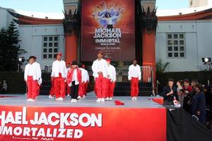 los angeles, 26 de enero - la compañía de la academia de baile debbie allens se presentó en la ceremonia inmortalizada de huellas dactilares y huellas de michael jackson en el teatro chino graumans el 26 de enero de 2012 en los angeles, ca foto