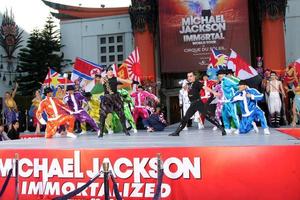 Los Ángeles, 26 de enero: la compañía inmortal del Cirque du Soleil actúa en la ceremonia inmortalizada de huellas dactilares y huellas de Michael Jackson en el teatro chino Graumans el 26 de enero de 2012 en Los Ángeles, California. foto