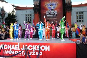 Los Ángeles, 26 de enero: la compañía inmortal del Cirque du Soleil actúa en la ceremonia inmortalizada de huellas dactilares y huellas de Michael Jackson en el teatro chino Graumans el 26 de enero de 2012 en Los Ángeles, California. foto