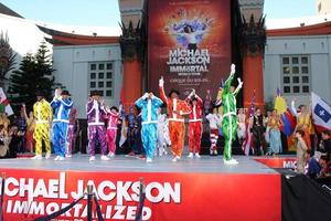 Los Ángeles, 26 de enero: la compañía inmortal del Cirque du Soleil actúa en la ceremonia inmortalizada de huellas dactilares y huellas de Michael Jackson en el teatro chino Graumans el 26 de enero de 2012 en Los Ángeles, California. foto