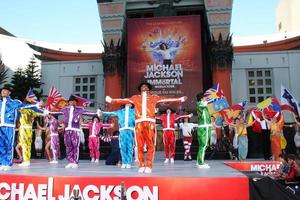 Los Ángeles, 26 de enero: la compañía inmortal del Cirque du Soleil actúa en la ceremonia inmortalizada de huellas dactilares y huellas de Michael Jackson en el teatro chino Graumans el 26 de enero de 2012 en Los Ángeles, California. foto