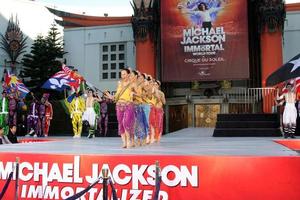 Los Ángeles, 26 de enero: la compañía inmortal del Cirque du Soleil actúa en la ceremonia inmortalizada de huellas dactilares y huellas de Michael Jackson en el teatro chino Graumans el 26 de enero de 2012 en Los Ángeles, California. foto