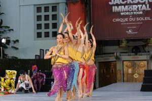 Los Ángeles, 26 de enero: la compañía inmortal del Cirque du Soleil actúa en la ceremonia inmortalizada de huellas dactilares y huellas de Michael Jackson en el teatro chino Graumans el 26 de enero de 2012 en Los Ángeles, California. foto