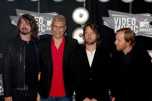 los angeles, 28 de agosto - foo fighters llegando a los mtv video music awards 2011 en la live el 28 de agosto de 2011 en los angeles, ca foto