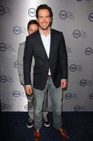 los angeles, 24 de julio - mark-paul gosselaar, breckin meyer llega a la fiesta del 25 aniversario de tnt en el hotel beverly hilton el 24 de julio de 2013 en beverly hills, ca foto