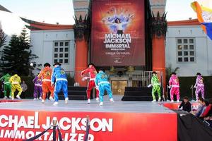 Los Ángeles, 26 de enero: la compañía inmortal del Cirque du Soleil actúa en la ceremonia inmortalizada de huellas dactilares y huellas de Michael Jackson en el teatro chino Graumans el 26 de enero de 2012 en Los Ángeles, California. foto