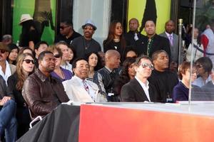 los angeles, 26 de enero - chris tucker, smokey robinson habla en la ceremonia inmortalizada de huellas de manos y huellas de michael jackson en el teatro chino graumans el 26 de enero de 2012 en los angeles, ca foto