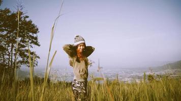 mujer asiática viaja por la naturaleza en la gama de montañas verdes de vacaciones. viajar relajarse. foto