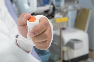 mano presionando el botón de llamada a la enfermera de emergencia foto