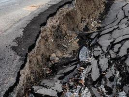 superficie agrietada de una carretera asfaltada foto