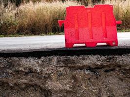 cerca de suelos rocosos y arenosos bajo caminos pavimentados foto