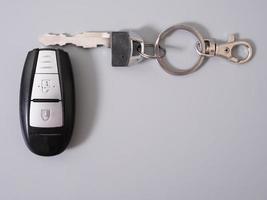 llave del coche con mando a distancia aislado sobre fondo gris. foto