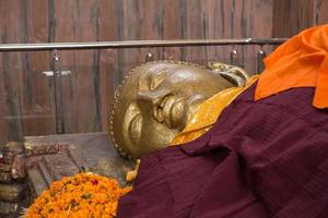 estatua de oro de buda reclinado foto