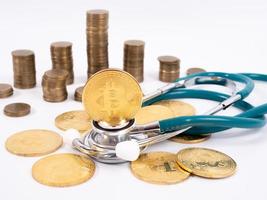 concepto médico de criptomoneda con una moneda bitcoin de oro foto