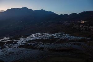 vista de las terrazas de arroz de yuan yang con salida del sol foto