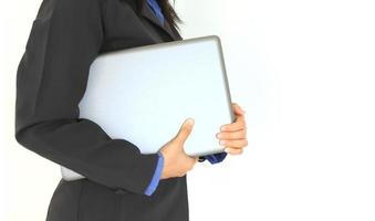 mujer de negocios posando con laptop foto