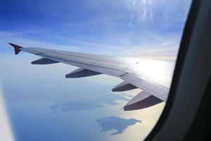 mirando por la ventana del avion foto