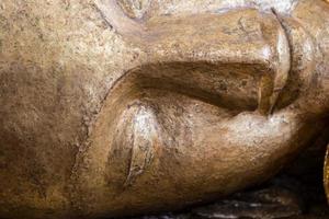 estatua de oro de buda reclinado foto