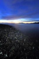 crepúsculo una isla de rocas lisas y pulidas foto