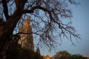 Mahabodhi temple, bodh gaya, India photo