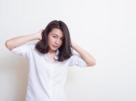 retrato, de, joven, mujer asiática, posición, y, sonriente foto