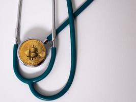 concepto médico de criptomoneda con una moneda bitcoin de oro foto