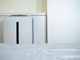 purificador de aire en el dormitorio. filtro de aire que quita el polvo fino en casa foto