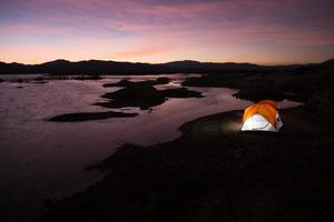 carpa en el crepúsculo foto