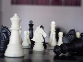 juego de tablero de ajedrez con enfoque en blanco y negro foto