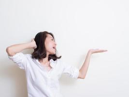 retrato, de, joven, mujer asiática, posición, y, sonriente foto