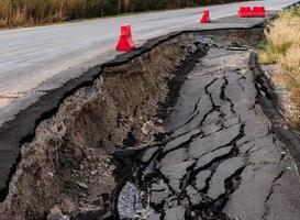 superficie agrietada de una carretera asfaltada foto