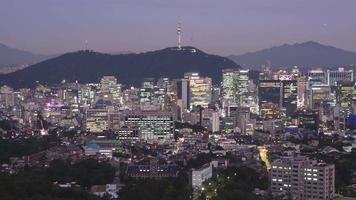 lapso de tiempo día a noche toma del paisaje urbano de seúl con vista de la torre namsan seúl desde el parque samcheong, corea del sur video