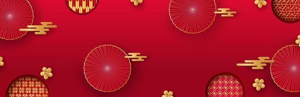 tarjeta de felicitación china para el nuevo año 2023. abanicos rojos y flores doradas de sakura y patrones asiáticos. vector