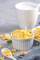 dulces de copos de maíz con leche sobre fondo de cemento gris, primer plano, concepto de diseño de desayuno fresco y saludable. foto