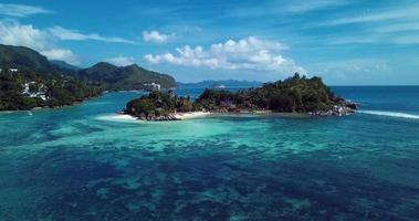 árboles verdes y agua azul clara de la isla mahe en el corazón del océano índico, seychelles video