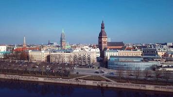 telhados coloridos e edifícios antigos na cidade velha de riga, letônia video