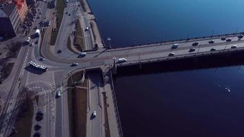 kleurrijke daken en oude gebouwen in de oude stad van riga, letland video