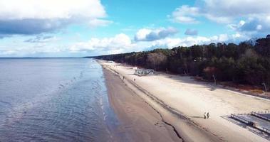 Luchtfoto prachtig uitzicht op de kust van de Baltische Zee van Jurmala met bomen en huizen, letland