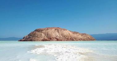 luchtfoto naar het zoute meer Assal in de regio tadjoura, djibouti video