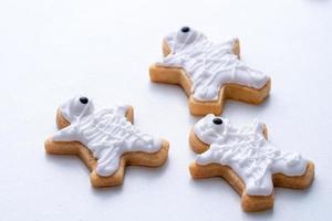 cerca de decorar lindas galletas de halloween con glaseado en bolsa de hielo. foto