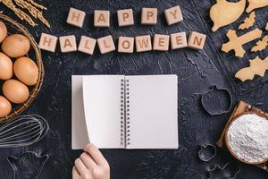 vista superior de hacer el concepto de galletas de halloween con ingredientes y espacio de copia. foto