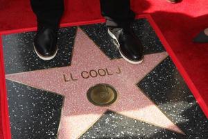 los angeles, 21 de enero - ll cool js feet on his wof star en la ceremonia del paseo de la fama de hollywood ll cool j en hollywood and highland el 21 de enero de 2016 en los angeles, ca foto