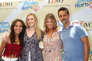 los angeles, 14 de junio - lysa heslov, grant heslov, hijas en la sexta recaudación de fondos anual de los niños reparando corazones en una propiedad privada el 14 de junio de 2014 en beverly hills, ca foto